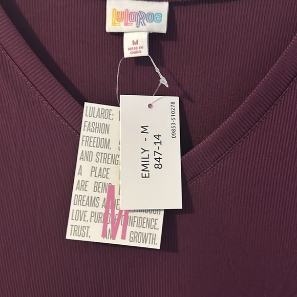 LuLaRoe v-neck, flowy dress with pockets. NWT - Picture 2 of 3